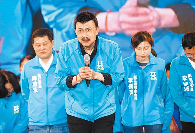 民進黨縣市黨部主委選舉22日登場，新北市黨部主委選舉，立委余天（前）日前雖以家庭因素宣布退選，但由於事前已先登記，因此選票依舊有他的名字。（本報資料照片）