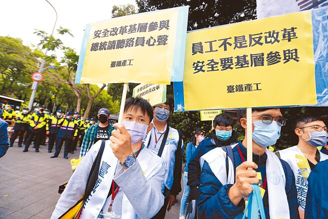 低薪、轮班、劳动的工作环境使得台铁人力流失严重，今年1到3月就有204人离职。图为台铁工会赴总统官邸陈情。（黄世麒摄）