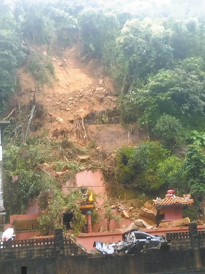 梅雨锋面大雨成灾，新北市石碇区石碇西街14日发生边坡土石坍塌，压毁土地公庙及2辆自小客车。（民眾提供／王扬杰新北传真）
