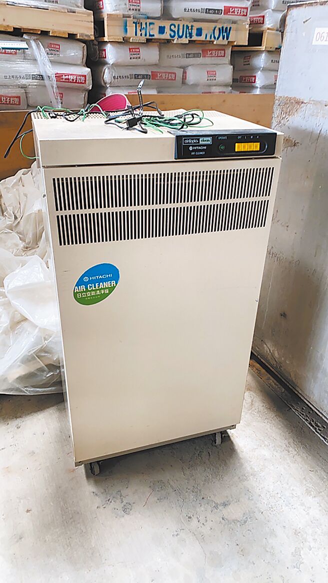 新北市鶯歌區陳姓老翁忘記多年前把200萬元藏在空氣清淨機裡，日前將空氣清淨機送去回收廠丟棄，所幸回收廠的員工拾金不昧，原封不動將現金送交警方。（新北市三峽警分局提供／王揚傑新北傳真）