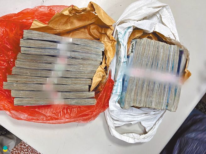 新北市鶯歌區陳姓老翁忘記多年前把200萬元藏在空氣清淨機裡，日前將空氣清淨機送去回收廠丟棄，所幸回收廠的員工拾金不昧，原封不動將現金送交警方。（新北市三峽警分局提供／王揚傑新北傳真）