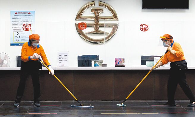 台鐵員工有53％是基層佐級技術人員，月薪僅3萬3000多元，比一般公家機關低，更比不上國營企業。（黃世麒攝）