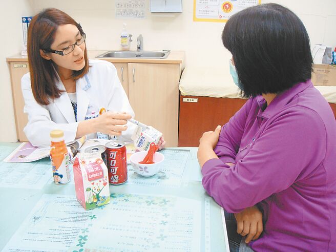 營養師表示，女性50歲以後，腹部肥胖比率超過5成，堆積在腹部的脂肪組織會影響身體代謝，增加罹患心血管疾病和糖尿病的風險。圖為報名減肥課程的民眾向馬偕醫院醫師諮詢。（徐養齡翻攝）