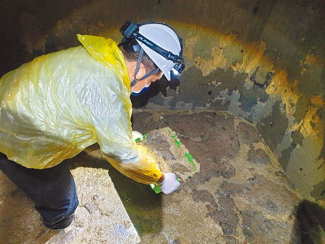 北市议员潘怀宗发现，去年卫工处花费4150万元办理污水管清疏维护，主要原因是油脂堵塞，图为工作人员进入人孔清理油脂。（北市卫工处提供／游念育台北传真）