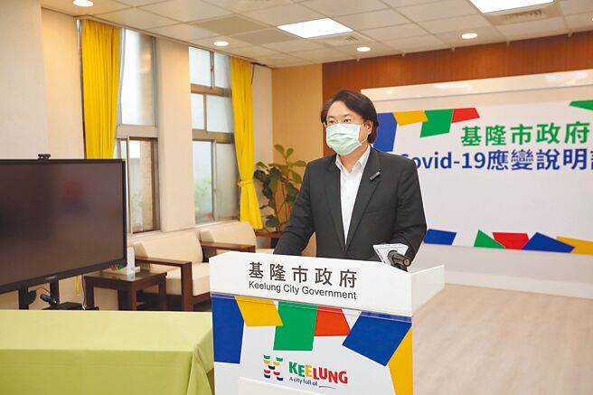 基隆市长林右昌宣布，市府设置于市民广场的PCR筛检站，自16日起扩大服务，快筛阳性且有症状的民眾，可在做完PCR后，视症状由驻站医师给药。（基隆市政府提供／张志康基隆传真）