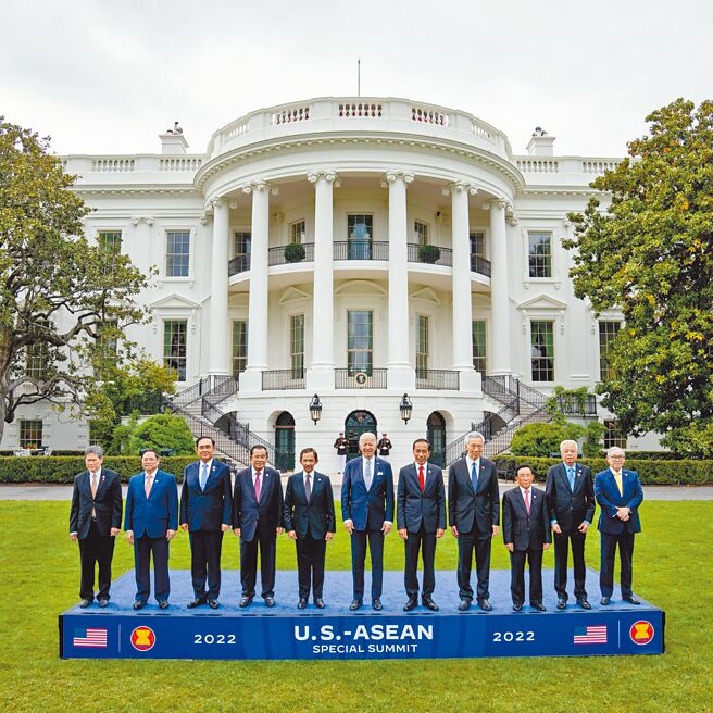 「美國-東協特別峰會」13日在華府落幕，美國總統拜登推特上傳與東協國家領袖在白宮前的大合照。（摘自美國總統拜登推特）