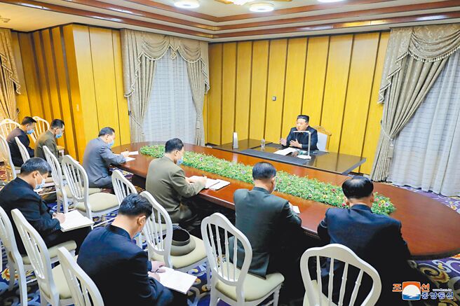 图为金正恩5月12日视察国家紧急疫情防控指挥部。 （新华社）