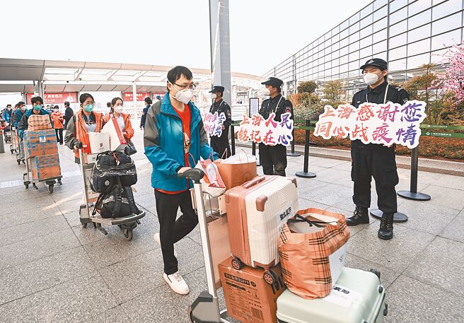 上海疫情逐步降溫，市級方艙醫院的在院人數已降至約5萬人、為最高峰時的20%。（新華社）