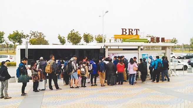 旅客在嘉義高鐵站搭乘BRT公車情形。（嘉義客運提供／廖素慧嘉市傳真）
