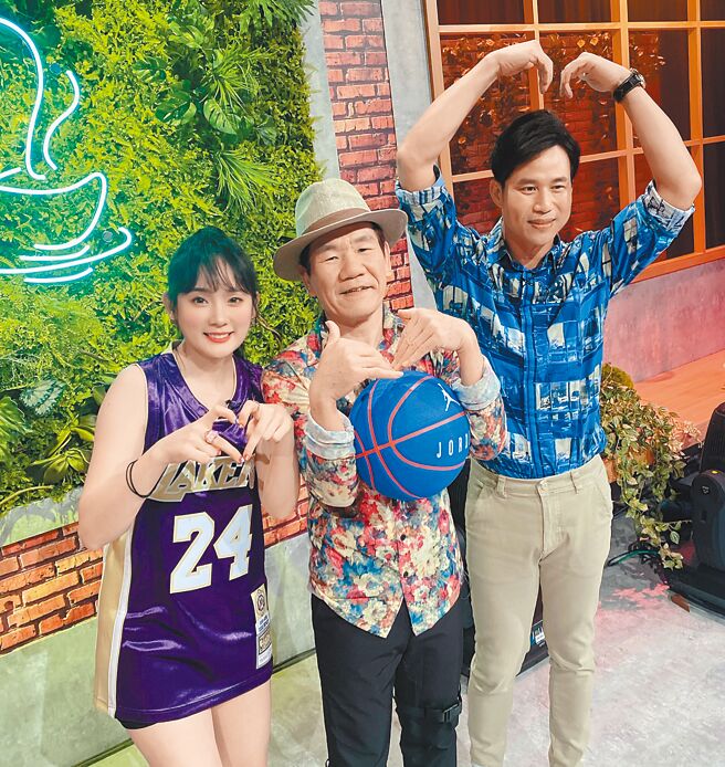 趙傳（中）日前上陳國華（右）節目，與洗菜一起玩籃球。（開麗娛樂提供）