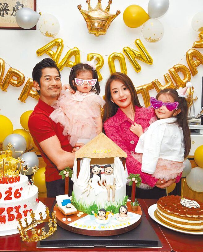 郭富城（左）與方媛（右2）婚後育有2女。（摘自方媛IG）