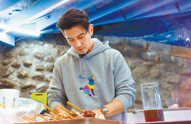 男神修杰楷进厨房秀厨艺。（TVBS提供）