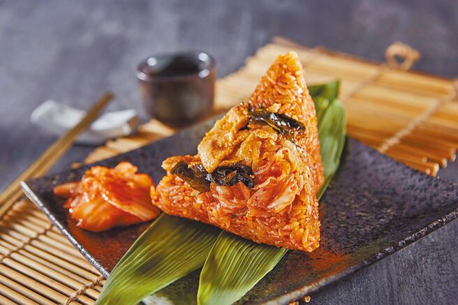 「韓式烤肉粽」濃郁烤肉配上解膩泡菜一起融入粽子中。（新東陽提供）