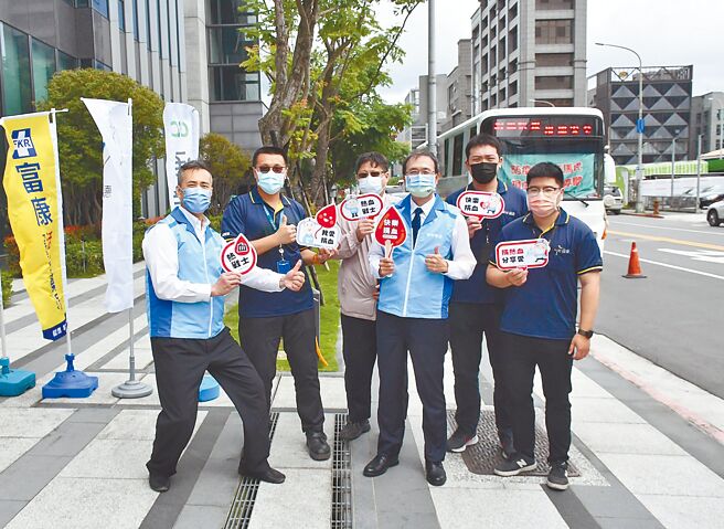 新光保全資深副總黃春明（右三）帶領響應捐血活動。（新光保全提供）