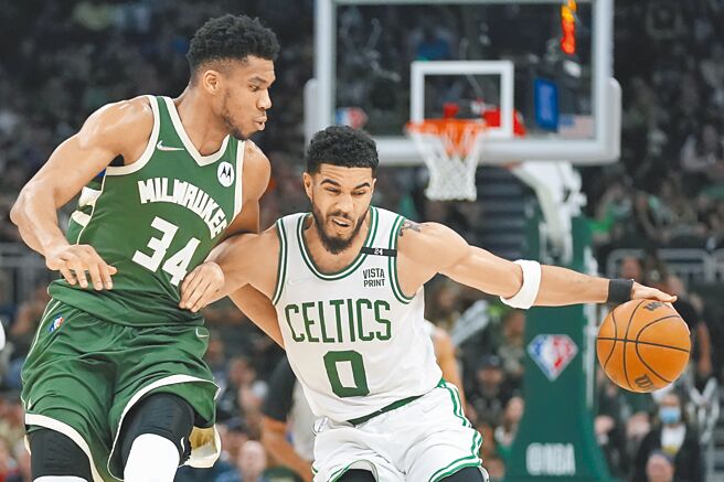 塔圖（右）全場攻下46分，帶領塞爾提克力挫地主公鹿，也把戰局逼進搶7。（美聯社）