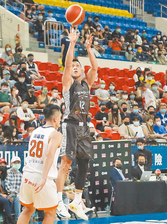 富邦勇士老将林志杰（中）在领航猿防守下外线跳投。（中央社）