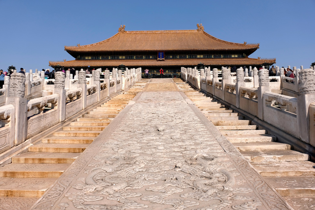 北京故宮表示，皇帝登基時會有人抬著轎子，將他從乾清門一路帶到太和殿接受朝拜。(示意圖/達志影像)