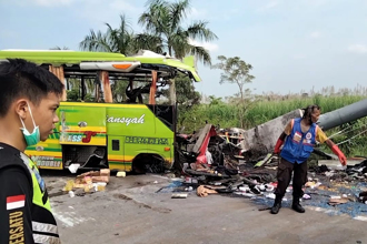 印尼重大車禍 遊覽車撞看板至少14死19傷