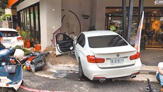 BMW男酒駕拒檢 撞進路邊咖啡廳