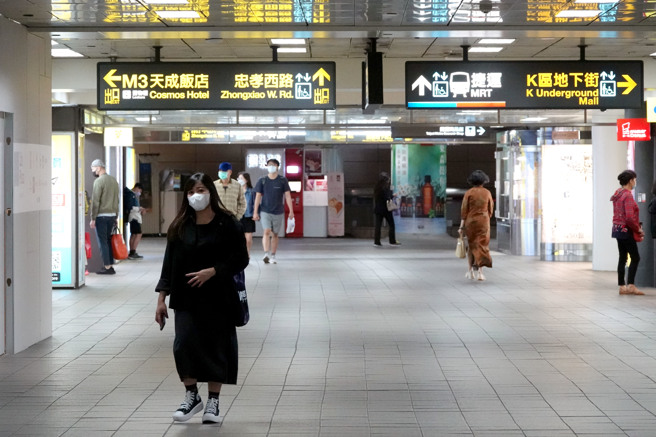 医师沈政男表示，这波疫情要达到趋缓，若以每天新增10万例来看，最慢7月中旬就会缓解，最快是6月底。图为人潮稀疏的台北地下街。（图／示意图，记者黄世麒摄影）