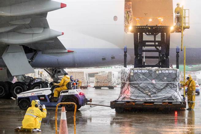 我國自購77.76萬劑輝瑞BNT兒童疫苗，於清晨5點44分運達桃園國際機場。（圖／記者陳麒全攝影）