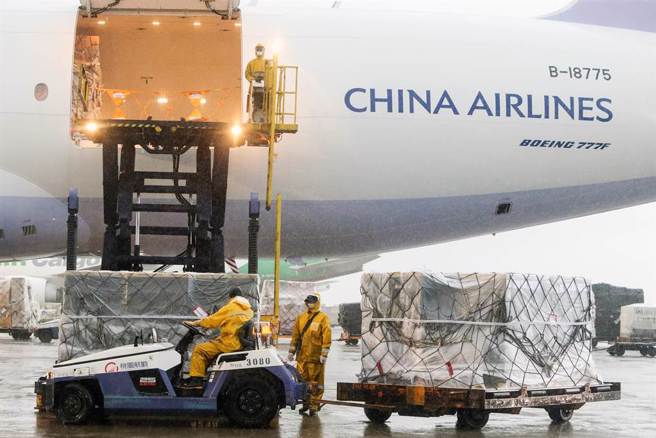 我國自購77.76萬劑輝瑞BNT兒童疫苗，於清晨5點44分運達桃園國際機場。（圖／記者陳麒全攝影）