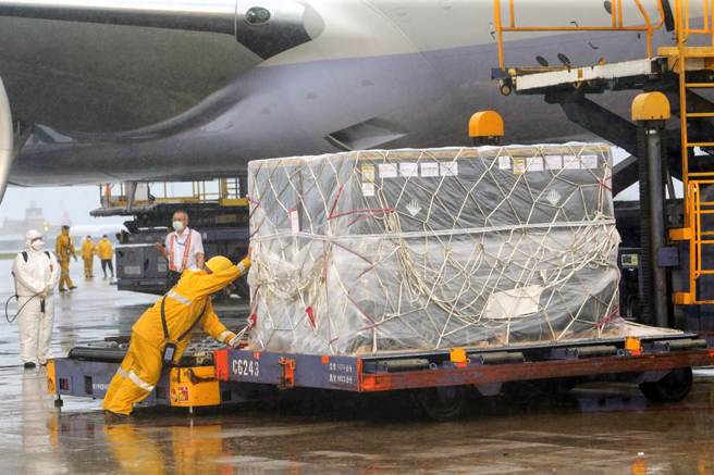 我國自購77.76萬劑輝瑞BNT兒童疫苗，於清晨5點44分運達桃園國際機場。（圖／記者陳麒全攝影）