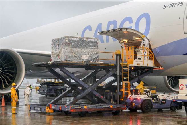 我國自購77.76萬劑輝瑞BNT兒童疫苗，於清晨5點44分運達桃園國際機場。（圖／記者陳麒全攝影）