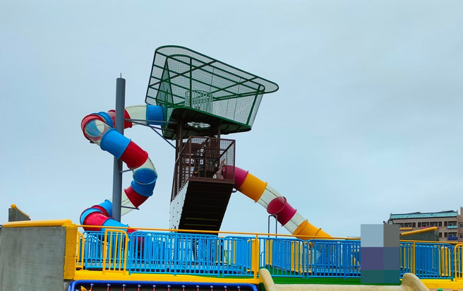 遊樂設施告示牌上寫「請家長陪同」，他陪孩子上去遭制止，網嗆：「國文老師在哭泣」。（圖/翻攝自爆料公社二社）