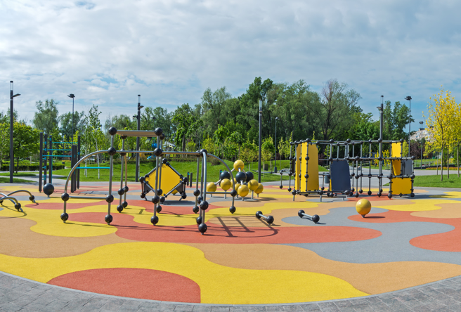 陪孩子去公園玩遊樂設施遭保全制止，他不解告示牌寫「請家長陪同」。（示意圖/Shutterstock提供）
