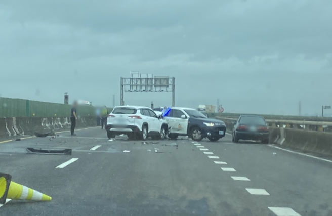 台88线西向大发路段16日上午发生车祸，1辆警车与2辆自小客车因不明原因发生车祸占道。（翻摄自记者爆料网）