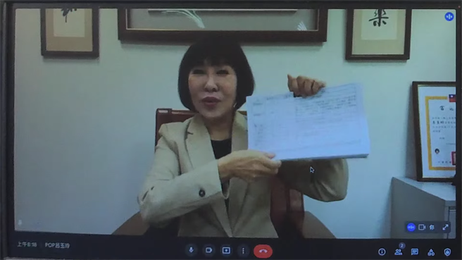 国民党立委吕玉玲秀出486位里长连署书。（《POP撞新闻》提供）