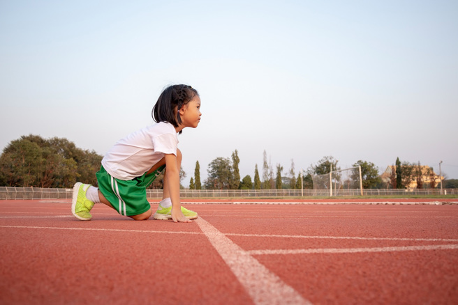 美国一名7岁女童参加田径比赛，在起跑时鞋子意外掉落，但她仍不放弃，最终逆袭夺冠。(示意图/达志影像)