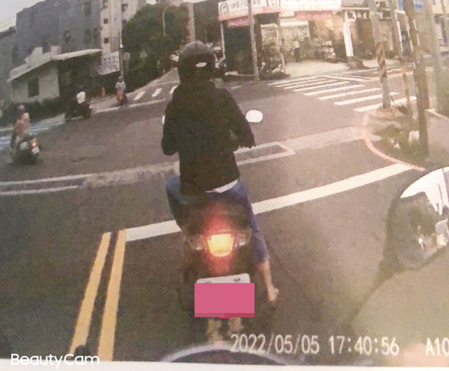 新竹一名女子不满本月5日被民眾在同路口接连检举3罚单，愤而上网发文讨拍，反被网友痛骂。（翻摄自脸书社团《爆怨公社》）