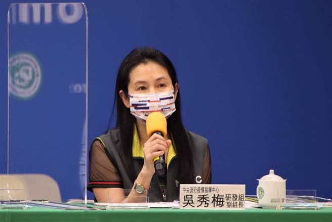 食藥署長秘書快篩陽，食藥署長吳秀梅也在採取居家隔離，食藥署代表由副署長林金富擔任。（圖／指揮中心提供）