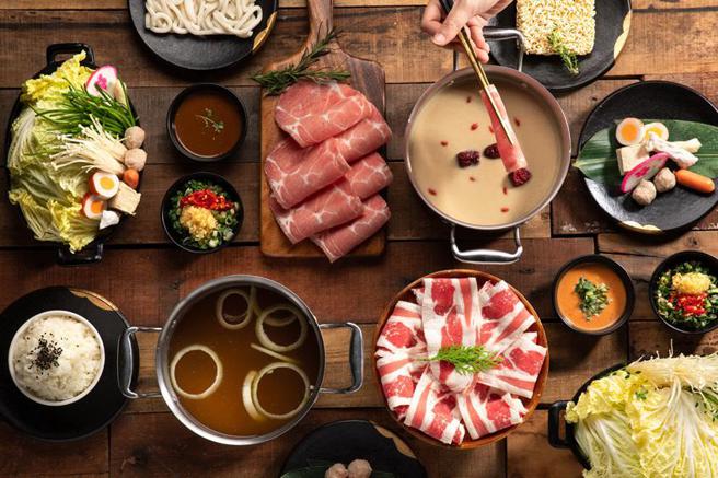（肉多多火锅推出外带超多多防疫家庭餐，肉量上看2公斤。图／肉多多火锅提供）