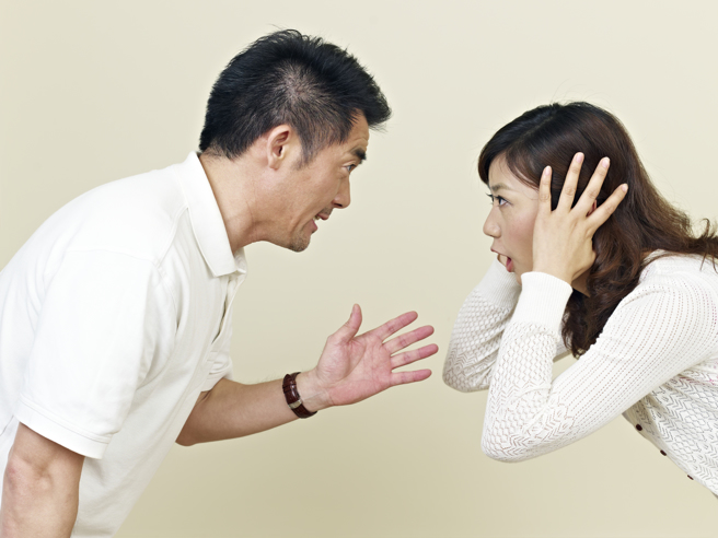 爸爸在她成年時突然出現，用她的名義買車買保險，她做1舉動，對方氣炸還揚言要告她。（示意圖/Shutterstock提供）