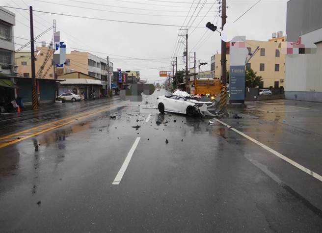  事故地点靠近员鹿路鱼市场附近，当时大货车正准备迴转往西行，由西往东迎面而来的白色自小客车直接撞上，车头几乎凹陷全毁，车顶几乎被削掉，看不出车型。（民眾提供／吴建辉彰化传真）