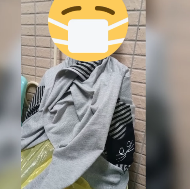 一名发烧小孩在急诊室外发抖、大喘，原PO帮他量血氧也量不出来。（翻摄自 信义区两三事）