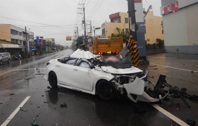 25岁杨姓驾驶白色自小客车行经员鹿路五段时，与正好要迴转的大货车发生碰撞。（民眾提供／吴建辉彰化传真）

