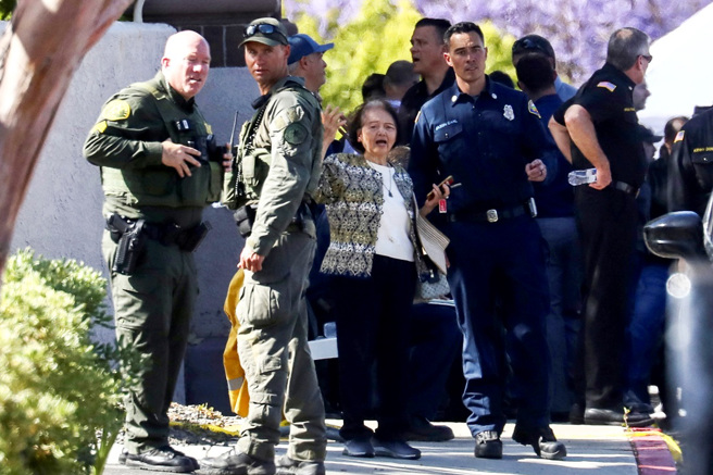 美国南加州日内瓦长老会教堂（Geneva Presbyterian Church）15日发生枪击，附近居民在现场围观。（图／路透社）