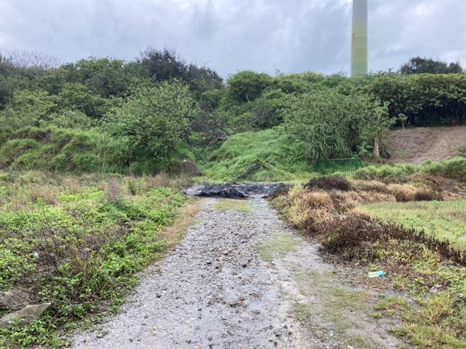 警方调查发现台61线南下98.4公里旁草地有违法燃烧。（翻摄照片／李京升苗栗传真）