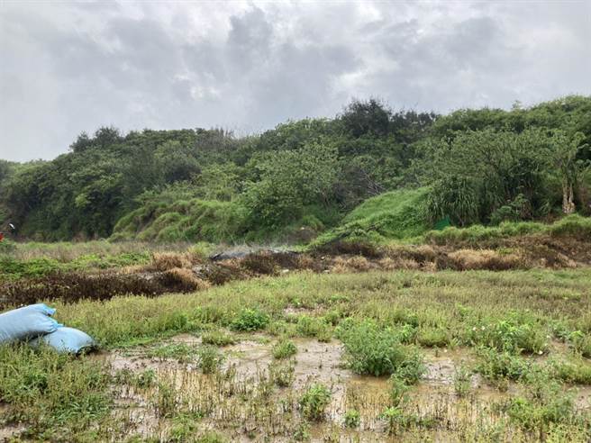 警方将违法露天燃烧的2人送办。（翻摄照片／李京升苗栗传真）