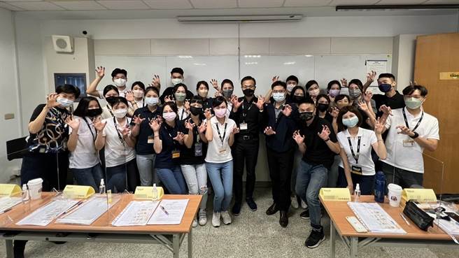台湾虎航总经理张明玮(中，着黑衣黑口罩者)、营运长赖俊迪(中右，着黑衣淡蓝口罩者)及空服部资深经理向梦麟(左一)与全体培训组员。（台虎提供）