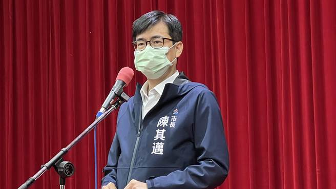 高雄市長陳其邁今（16）日重申，在有配套情況下，居隔改採自主健康管理7天加2次快篩，至於快篩量能絕對充足，目前正加緊採購200萬劑。（柯宗緯攝）