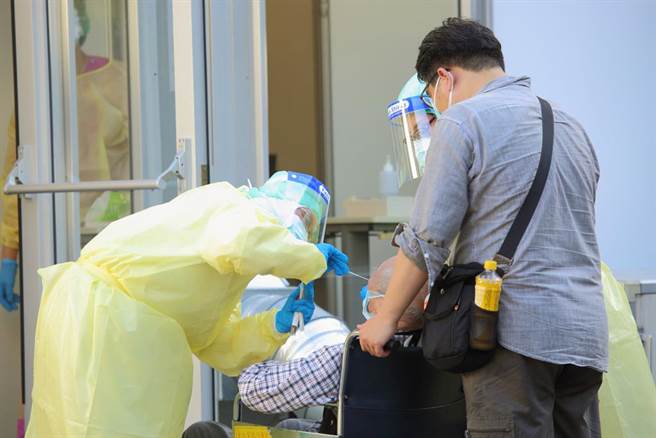 台北市立聯合醫院工會表示，護理人員申訴有主管、感控等高層單位，因為確診人數一天比一天多，且疫情趨向流感化，朝與病毒共存邁進，因此，要求同仁不用再穿三級裝備。（示意圖／本報資料照片）