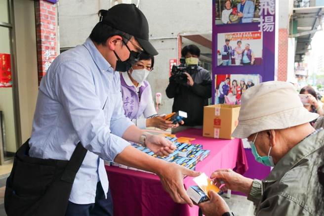 這次發放的快篩就是由戴著黑色帽子的許先生所捐贈。（李翁月娥辦公室提供）