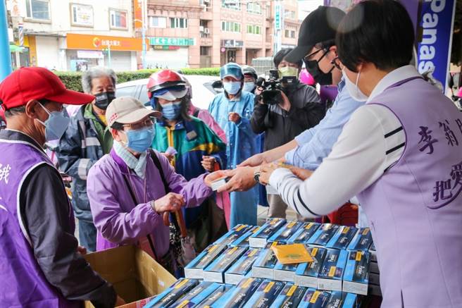 新北市議員李翁月娥今天上午在服務處發放100支快篩試劑。（李翁月娥辦公室提供）