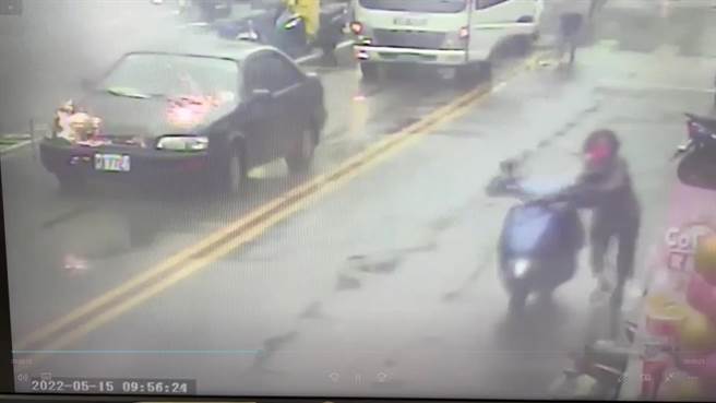 林男的轎車引擎突然起火燃燒。（翻攝照片／李京昇苗栗傳真）