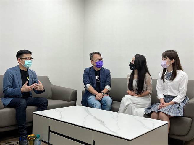 陳子鴻（左）領軍「1500 SOUND ACADEMY 聲量音創學院」與Up直播合作。（Up直播提供）